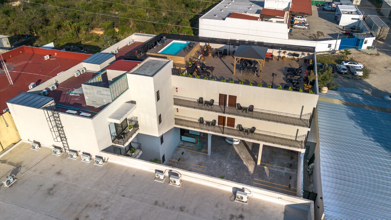 Pool & Rooftop 1