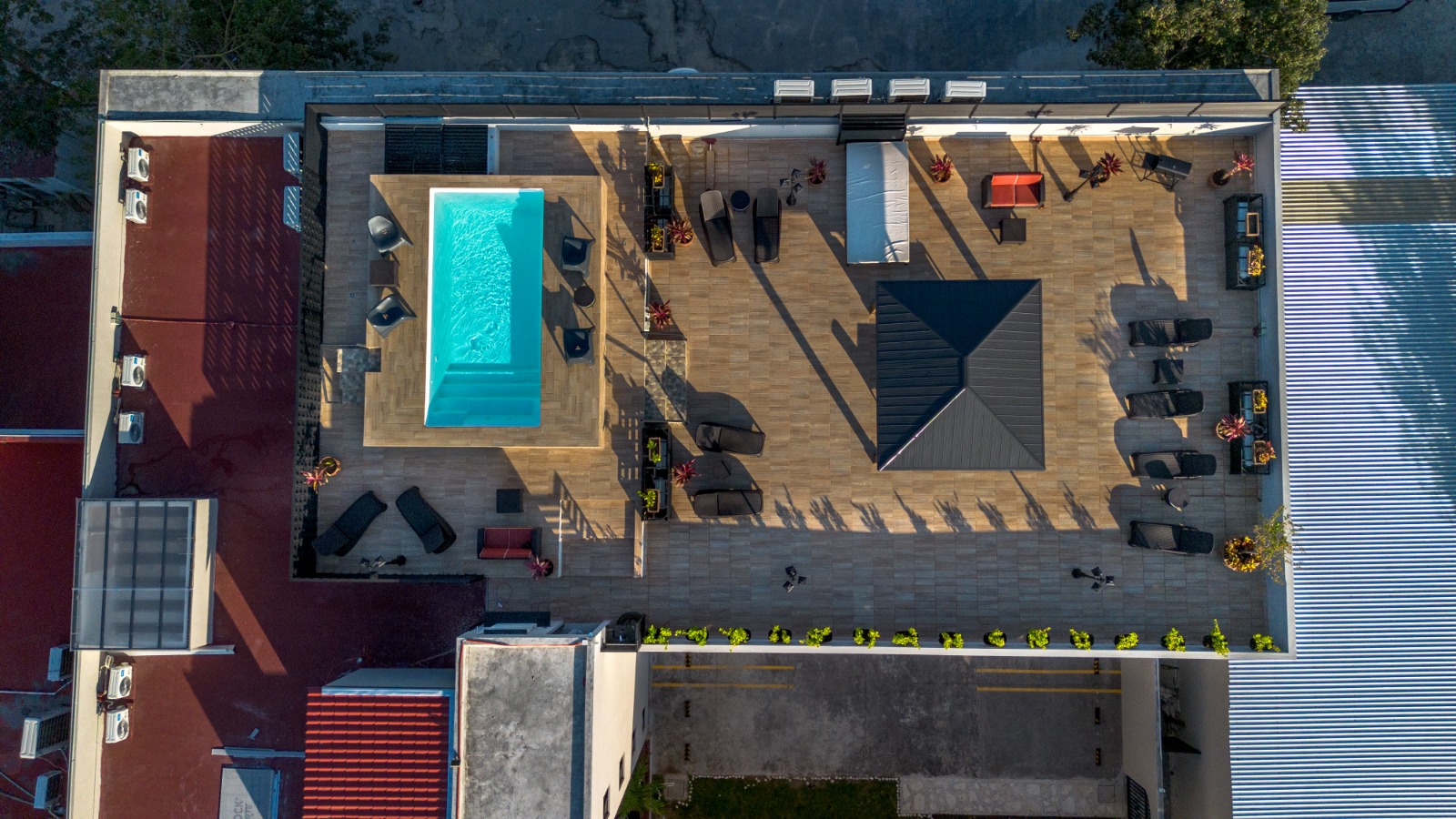 Pool & Rooftop 4